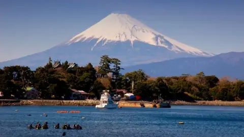 富士山と駿河湾とダイバーの写真