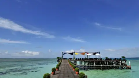 青い海の桟橋の写真