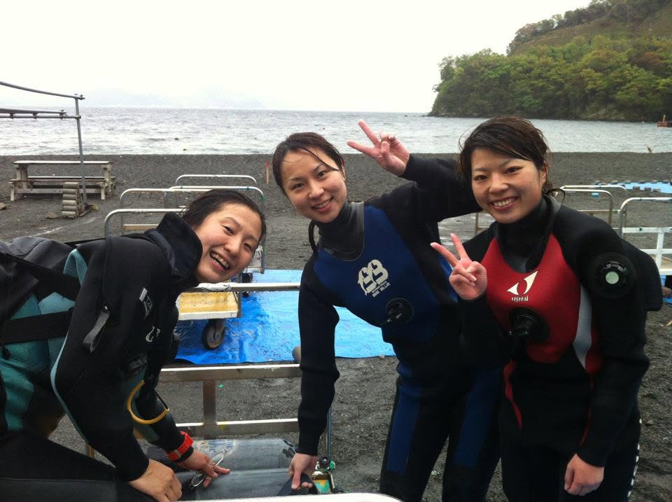 海辺で記念撮影するBIG BLUEの参加者(2012-2013年)