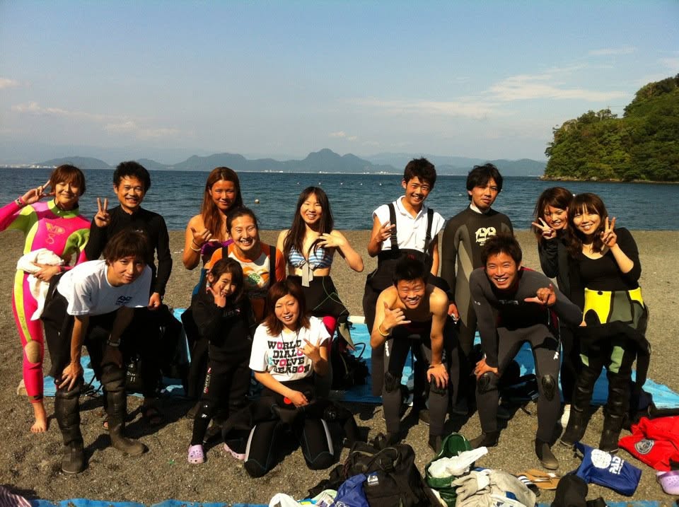 海辺で記念撮影するBIG BLUEの参加者(2012-2013年)