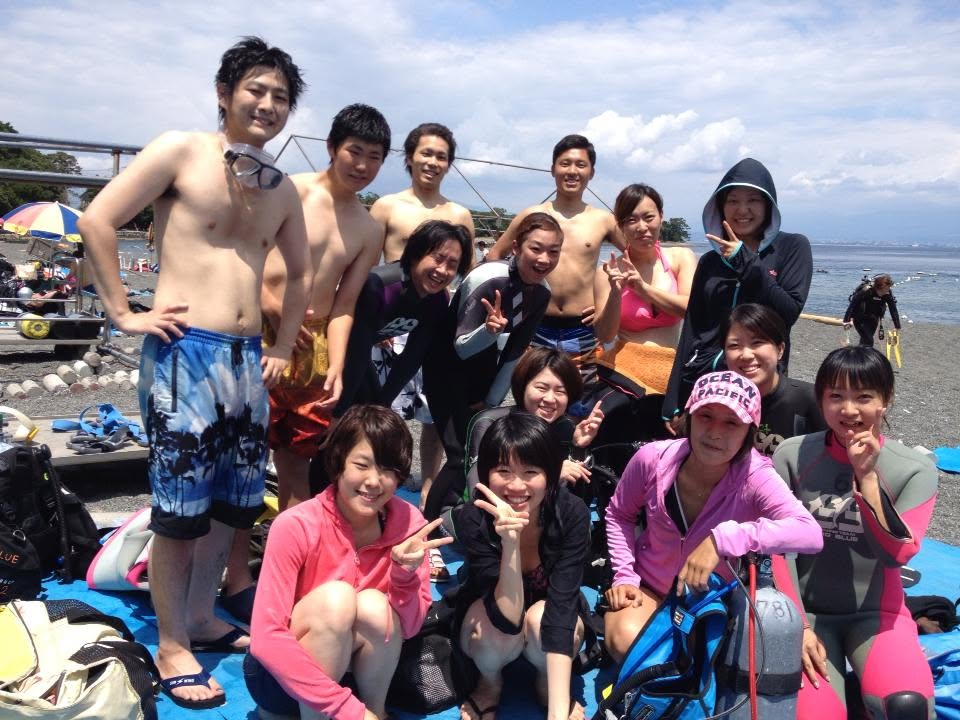 海辺で記念撮影するBIG BLUEの参加者(2012-2013年)