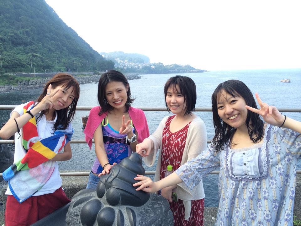 海辺で記念撮影するBIG BLUEの参加者(2015年)