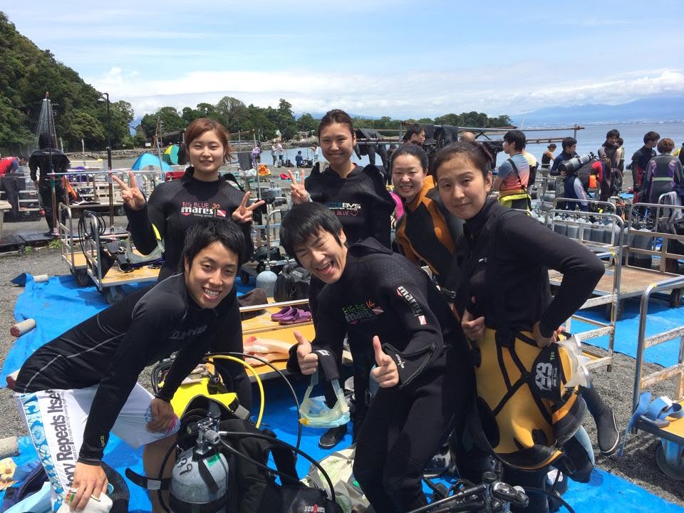 海辺で記念撮影するBIG BLUEの参加者(2015年)