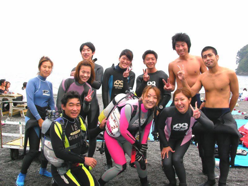 海辺で記念撮影するBIG BLUEの参加者(2012-2013年)