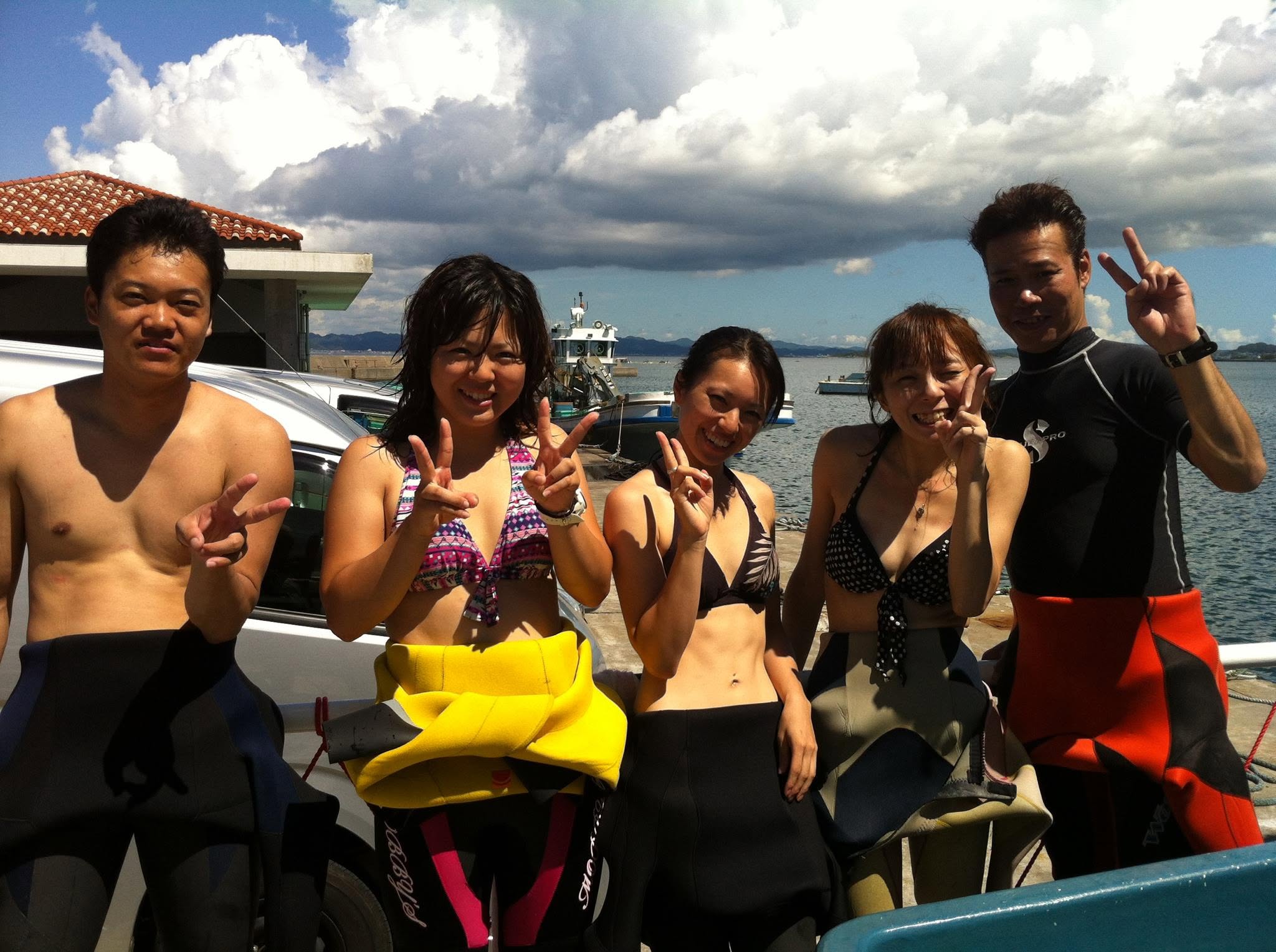 海辺で記念撮影するBIG BLUEの参加者(2012-2013年)