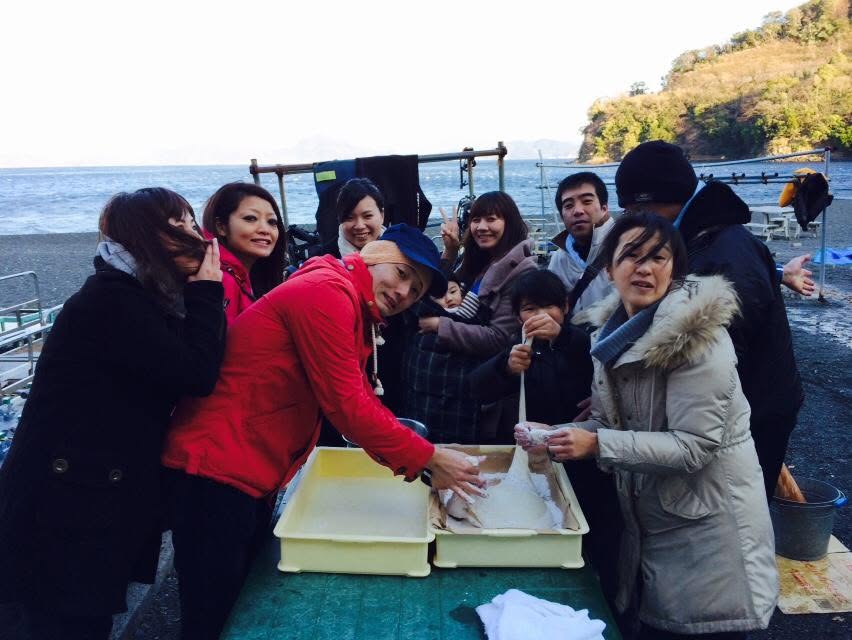 屋外で食事を囲む参加者(2015年)