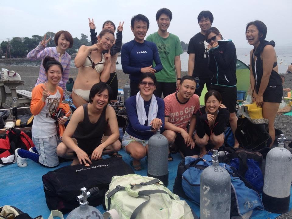 海辺で記念撮影するBIG BLUEの参加者(2012-2013年)