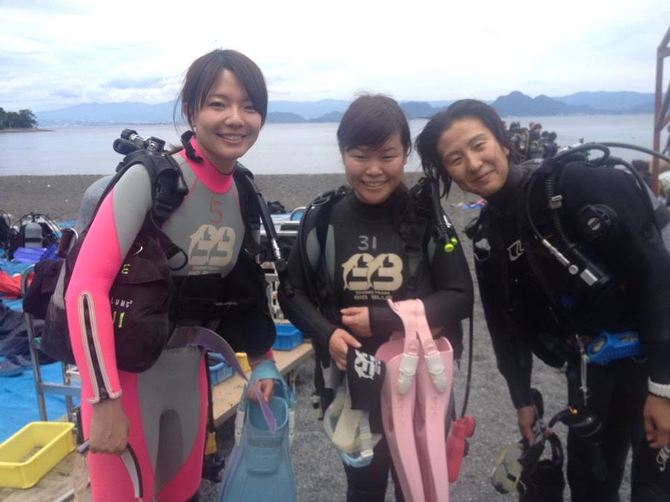 海辺で記念撮影するBIG BLUEの参加者(2012-2013年)