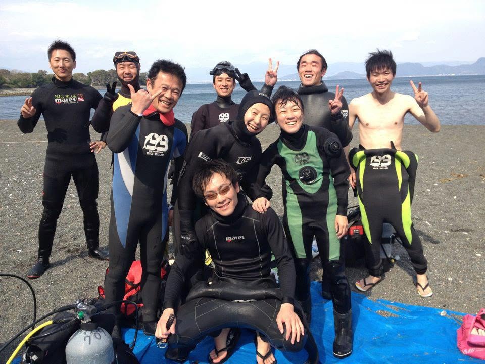 海辺で記念撮影するBIG BLUEの参加者(2012-2013年)
