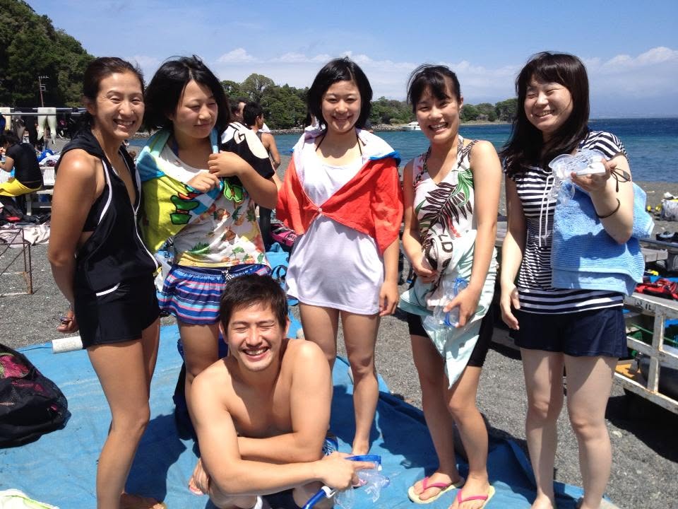 海辺で記念撮影するBIG BLUEの参加者(2012-2013年)