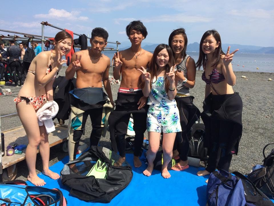 海辺で記念撮影するBIG BLUEの参加者(2014年)