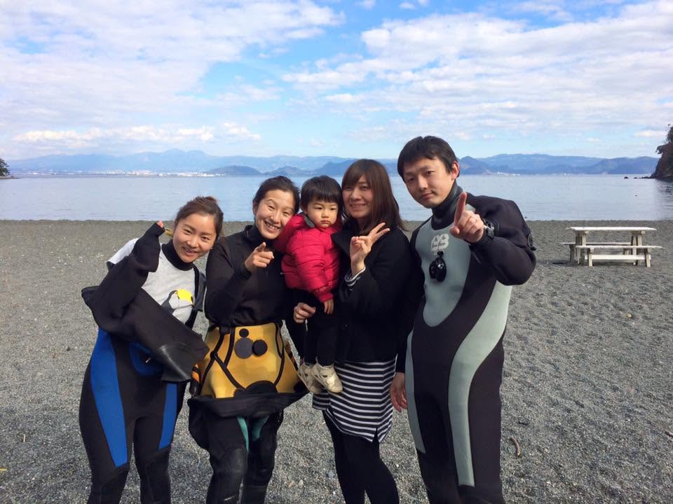 海辺で記念撮影するBIG BLUEの参加者(2015年)