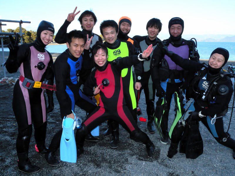 海辺で記念撮影するBIG BLUEの参加者(2012-2013年)