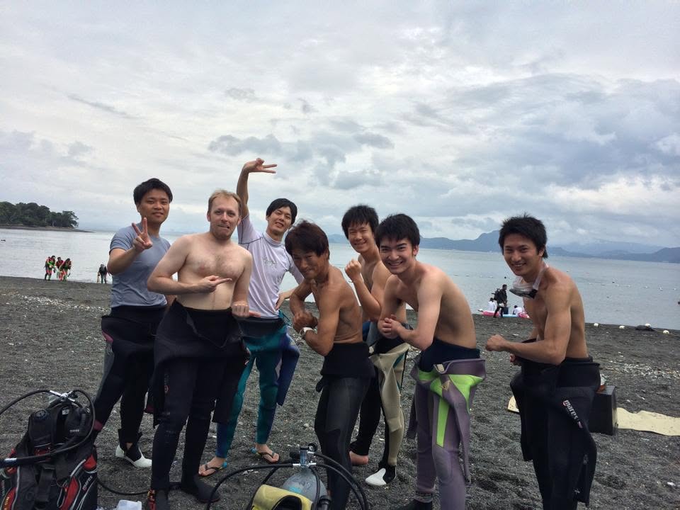 海辺で記念撮影するBIG BLUEの参加者(2014年)