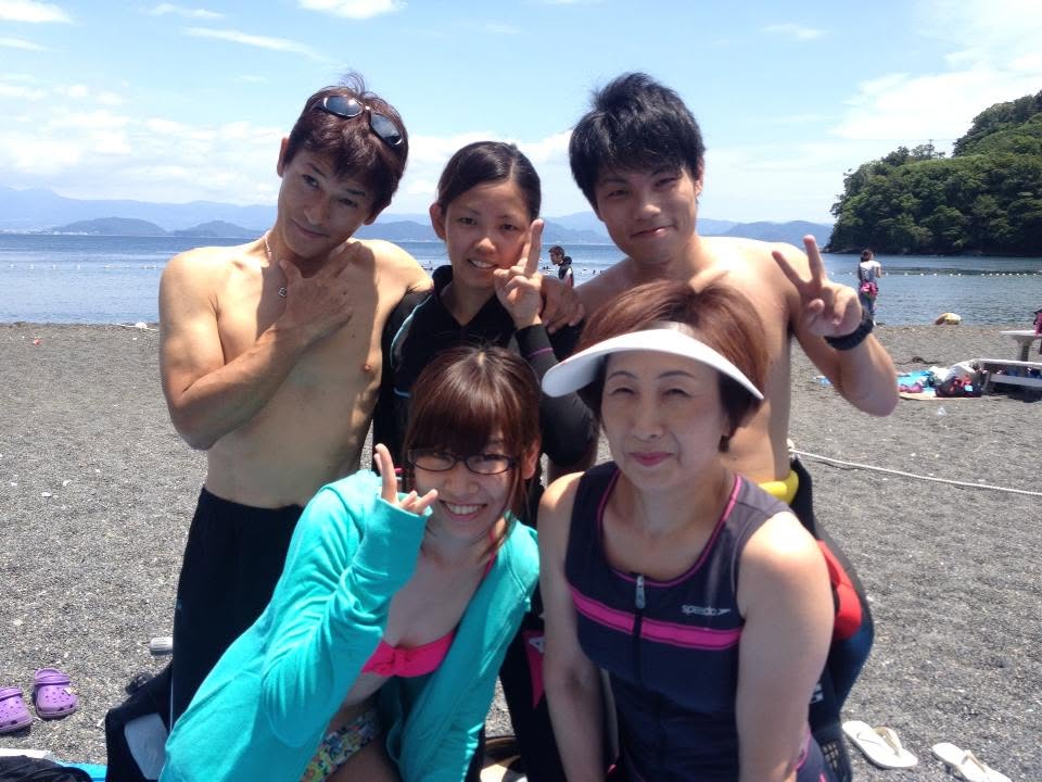 海辺で記念撮影するBIG BLUEの参加者(2012-2013年)
