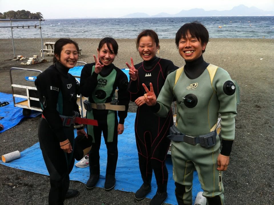 海辺で記念撮影するBIG BLUEの参加者(2012-2013年)
