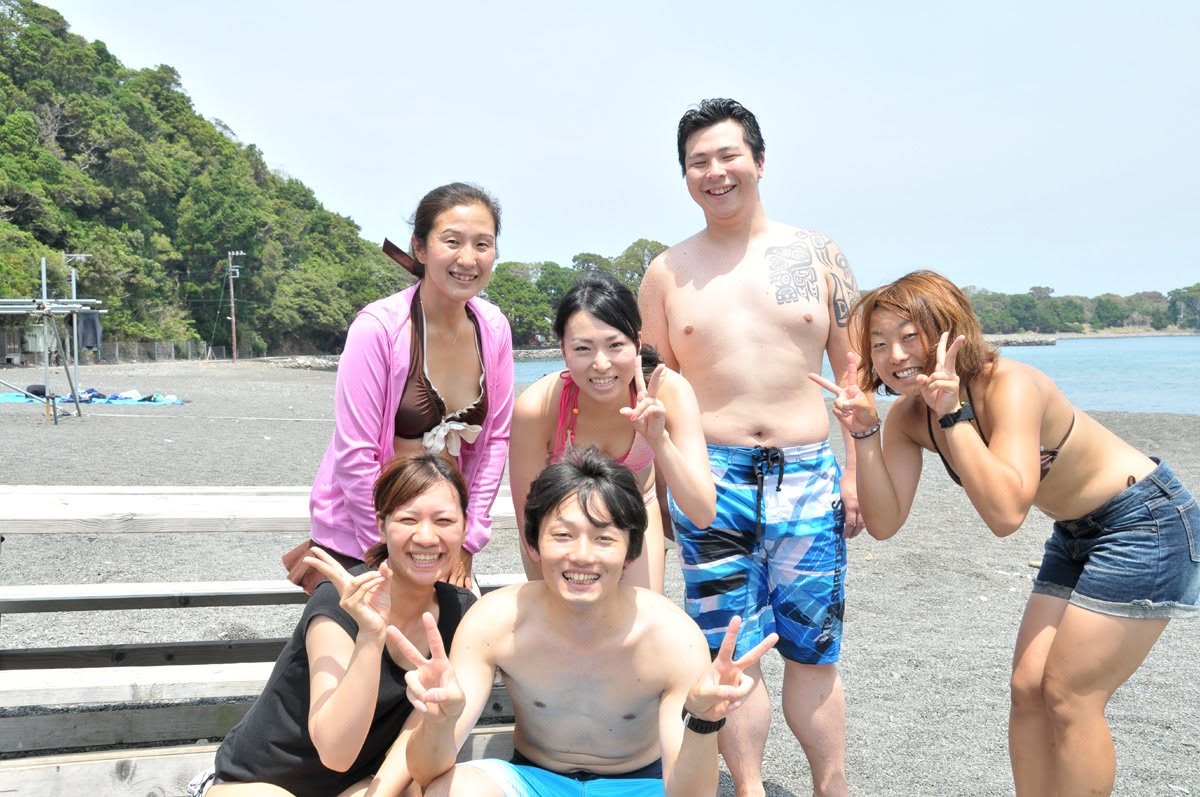 海辺で記念撮影するBIG BLUEの参加者(2012-2013年)