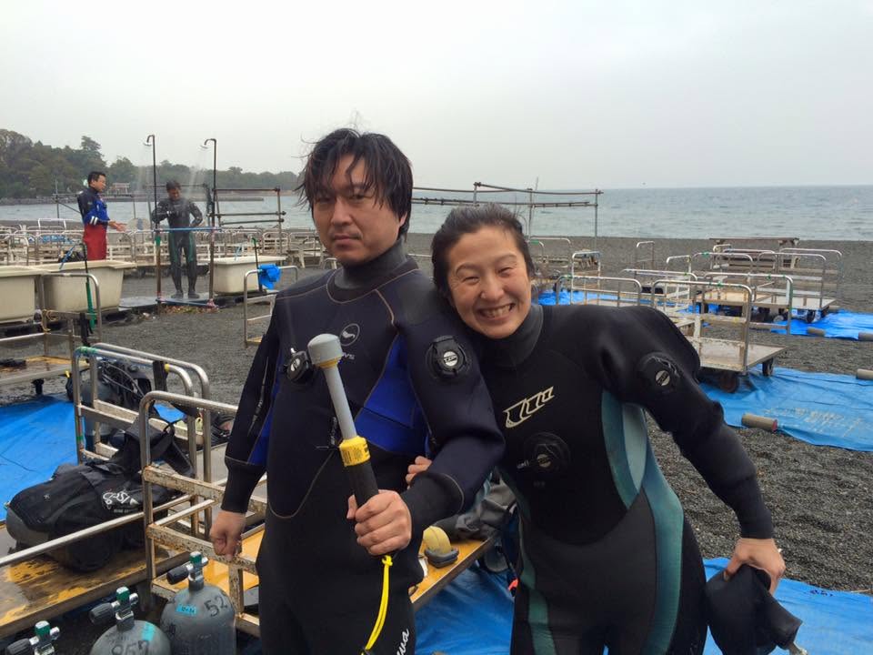 海辺で記念撮影するBIG BLUEの参加者(2015年)