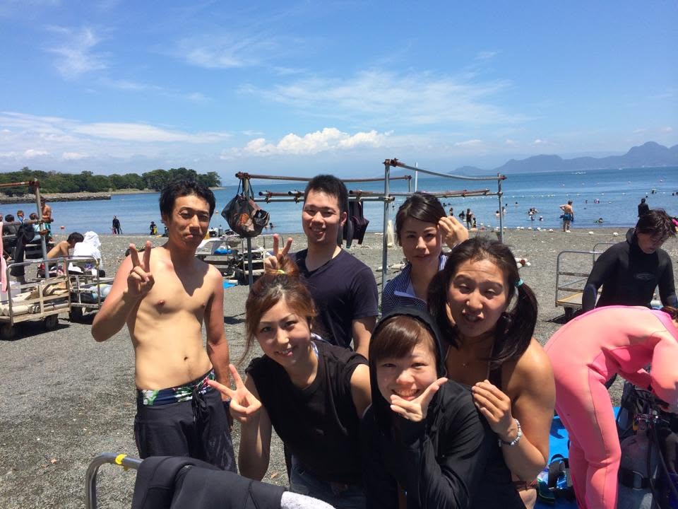 海辺で記念撮影するBIG BLUEの参加者(2015年)