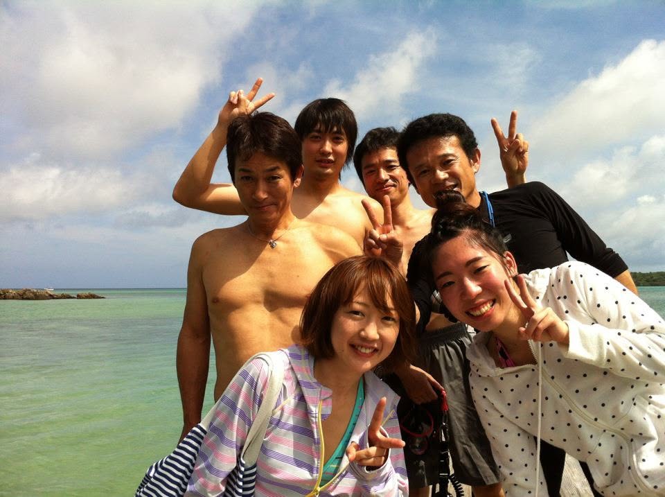海辺で記念撮影するBIG BLUEの参加者(2012-2013年)