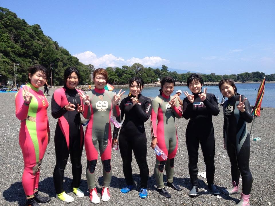 海辺で記念撮影するBIG BLUEの参加者(2012-2013年)