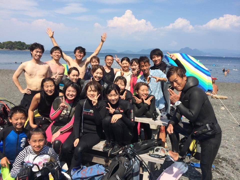海辺で記念撮影するBIG BLUEの参加者(2015年)