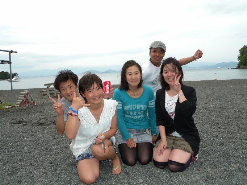 海辺で記念撮影するBIG BLUEの参加者(2012-2013年)