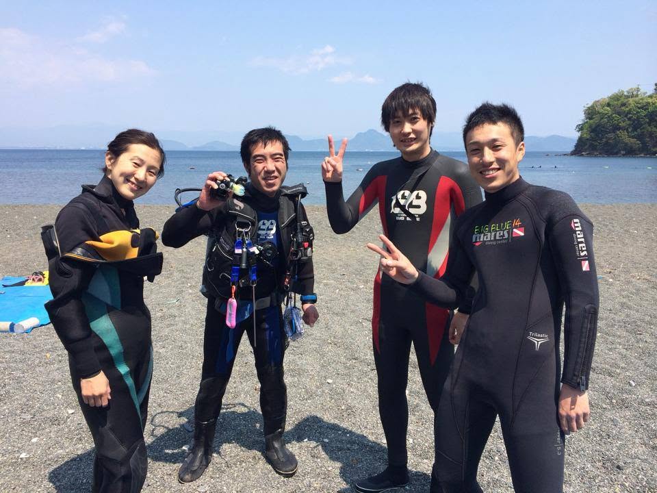 海辺で記念撮影するBIG BLUEの参加者(2014年)
