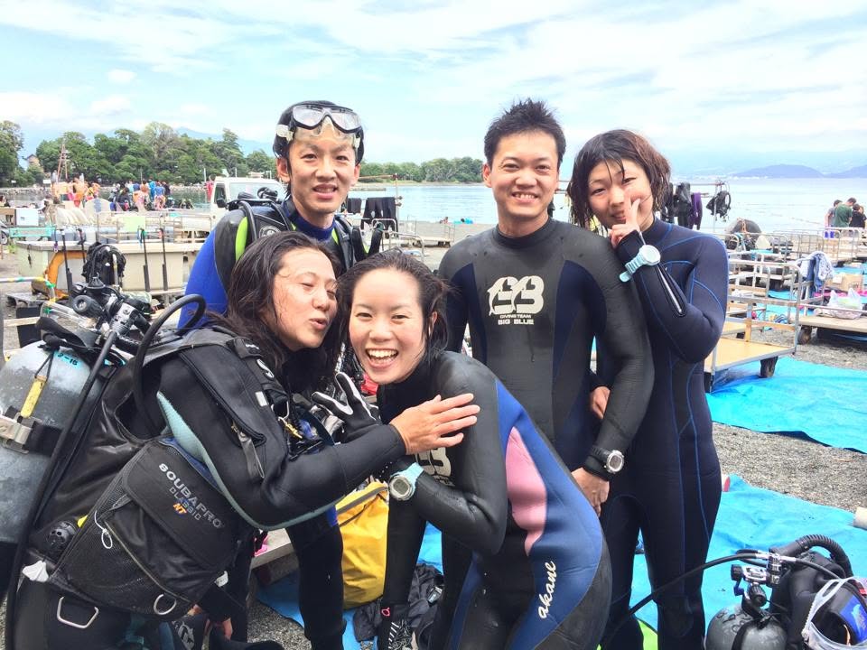 海辺で記念撮影するBIG BLUEの参加者(2015年)