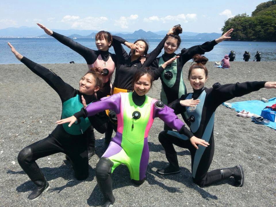 海辺で記念撮影するBIG BLUEの参加者(2014年)