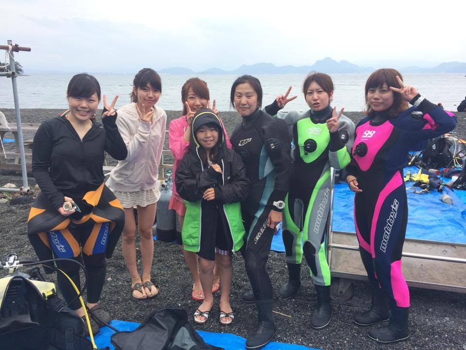 海辺で記念撮影するBIG BLUEの参加者(2014年)