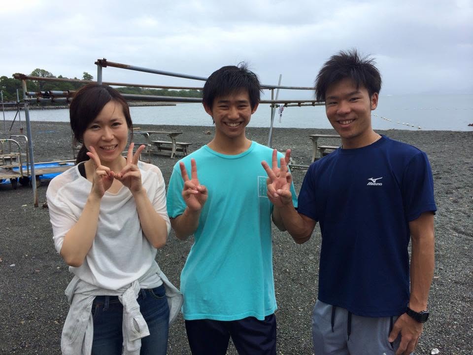 海辺で記念撮影するBIG BLUEの参加者(2015年)