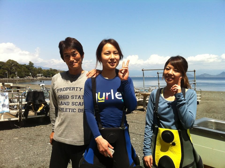 海辺で記念撮影するBIG BLUEの参加者(2012-2013年)