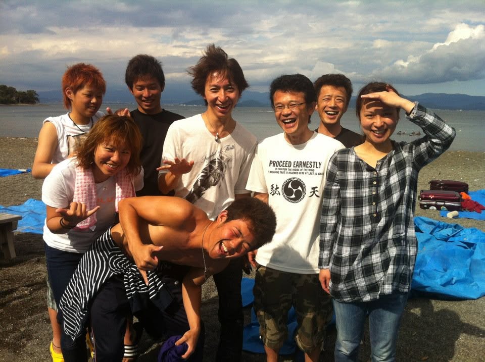 海辺で記念撮影するBIG BLUEの参加者(2012-2013年)