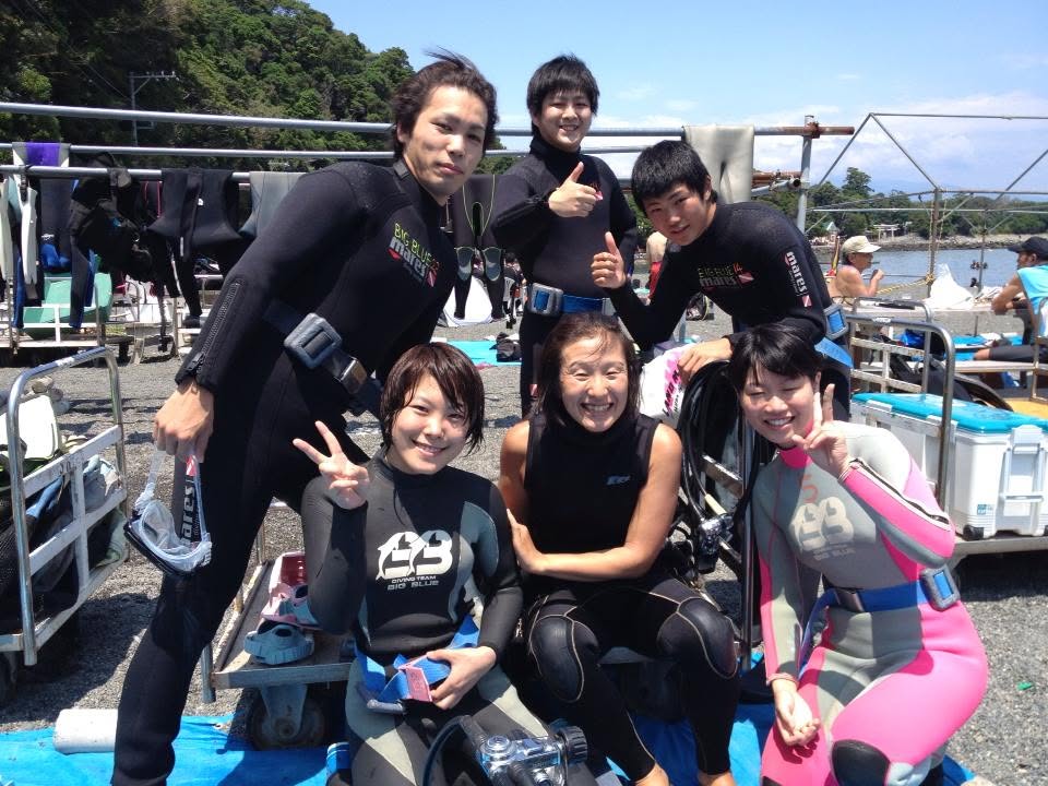 海辺で記念撮影するBIG BLUEの参加者(2012-2013年)