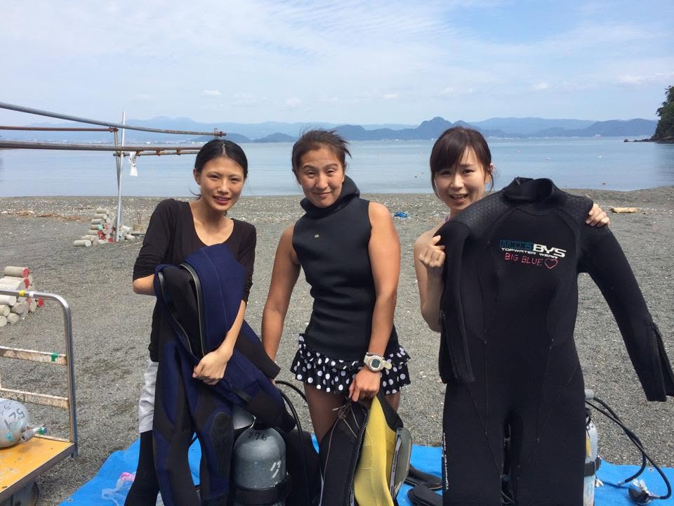 海辺で記念撮影するBIG BLUEの参加者(2015年)
