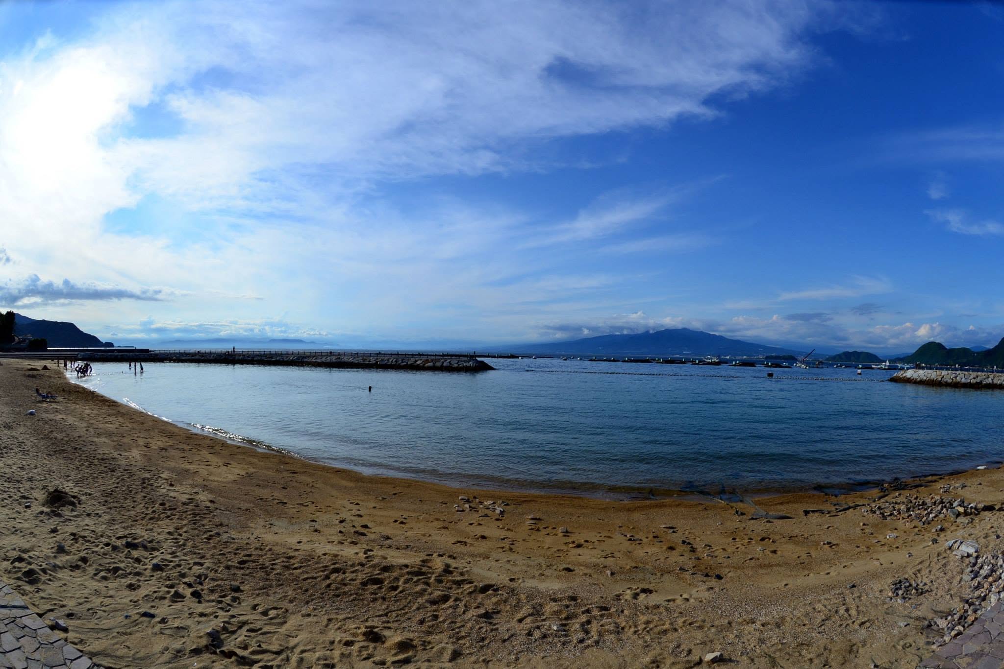 青空と穏やかな海が広がる砂浜(2014年)
