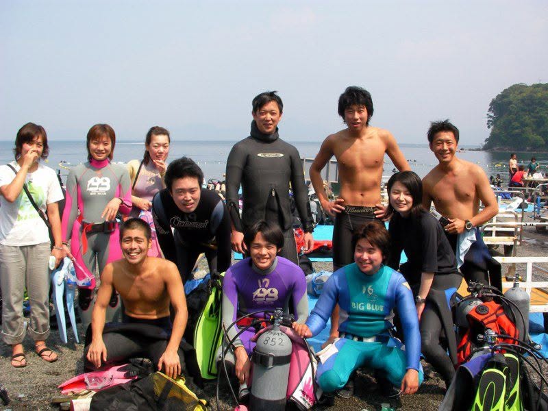 海辺で記念撮影するBIG BLUEの参加者(2012-2013年)