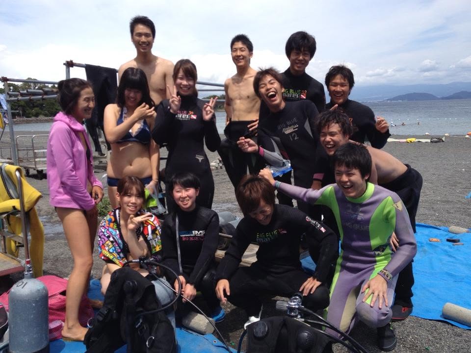 海辺で記念撮影するBIG BLUEの参加者(2012-2013年)