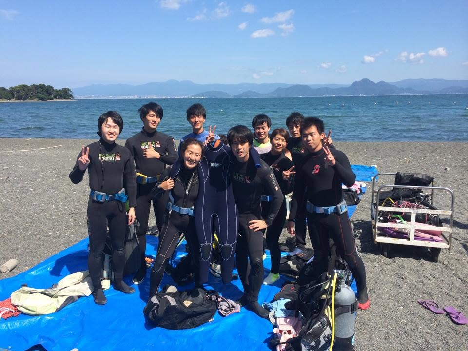 海辺で記念撮影するBIG BLUEの参加者(2015年)