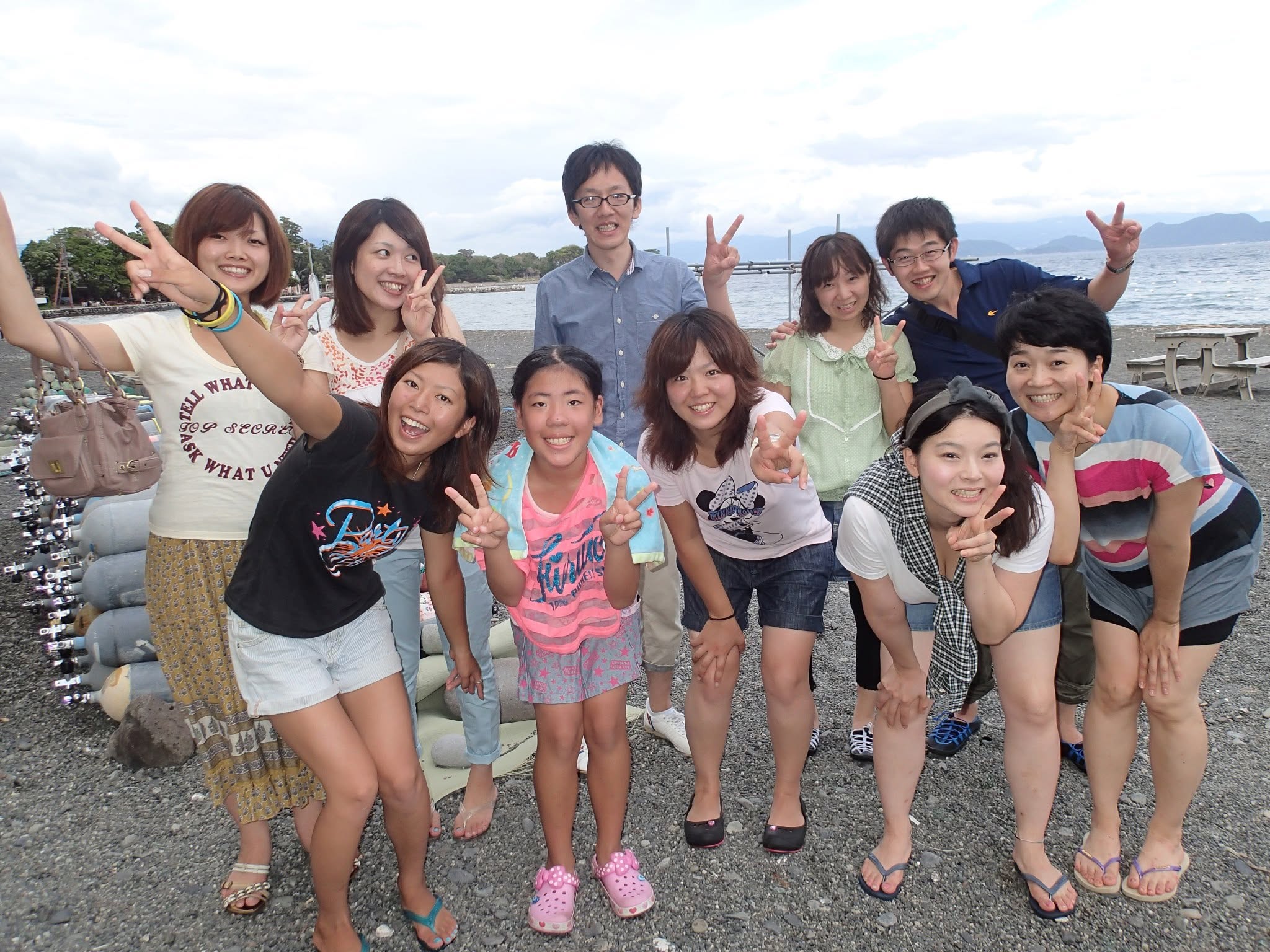 海辺で記念撮影するBIG BLUEの参加者(2012-2013年)