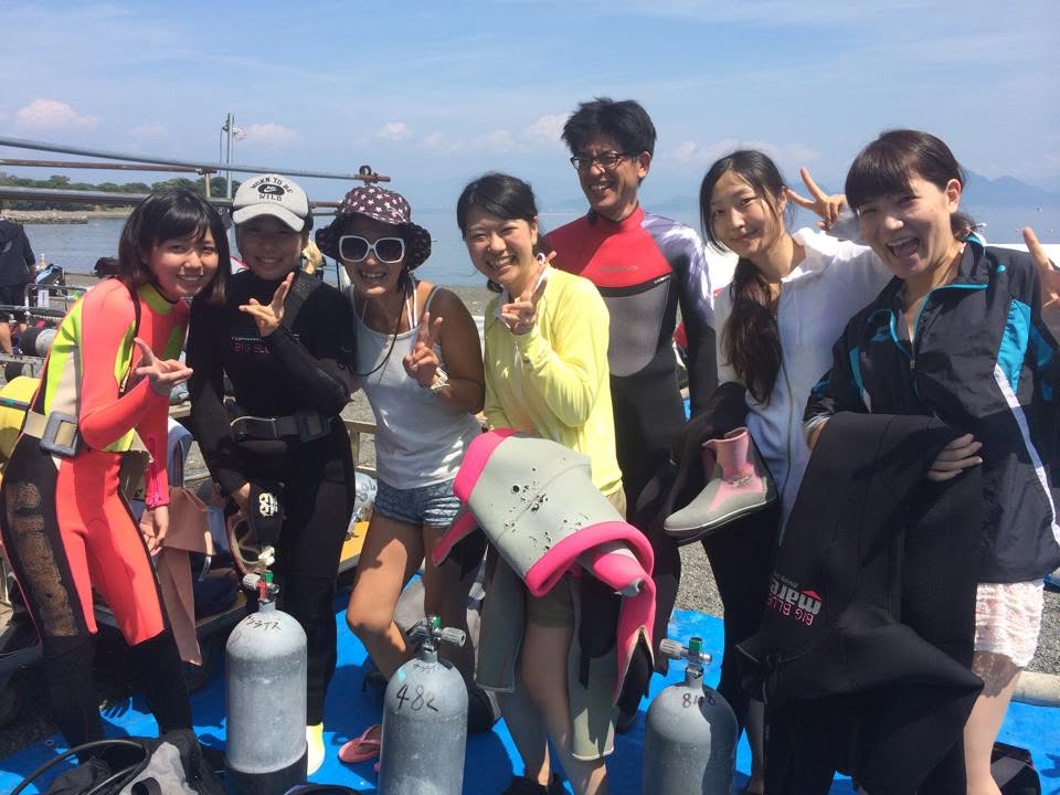海辺で記念撮影するBIG BLUEの参加者(2014年)