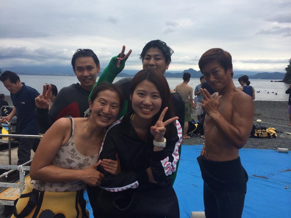 海辺で記念撮影するBIG BLUEの参加者(2015年)
