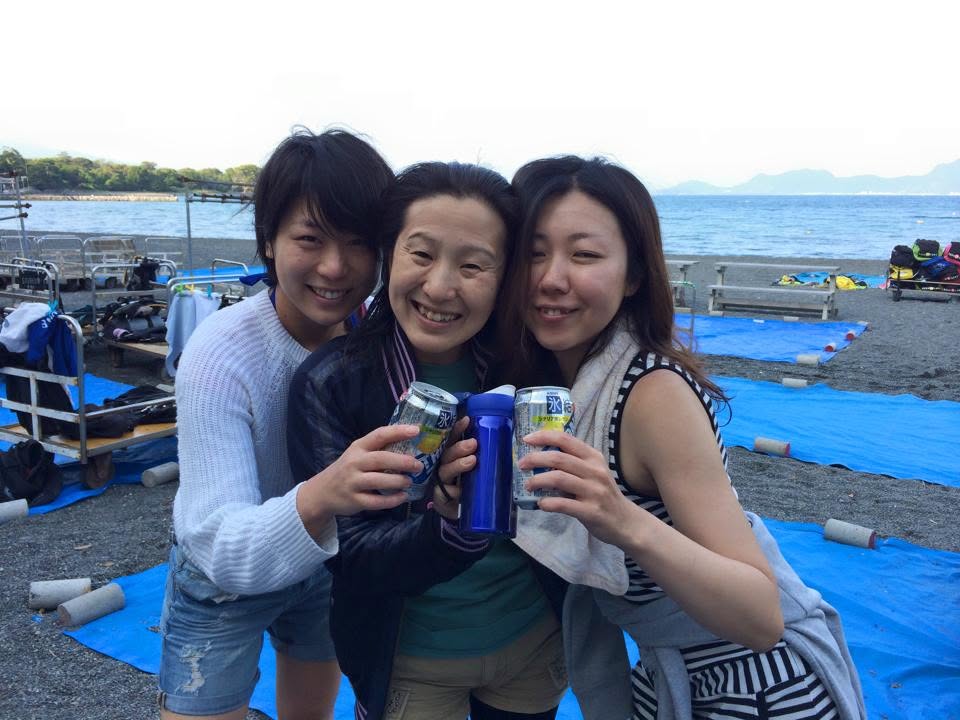 海辺で飲み物を持つ参加者(2015年)