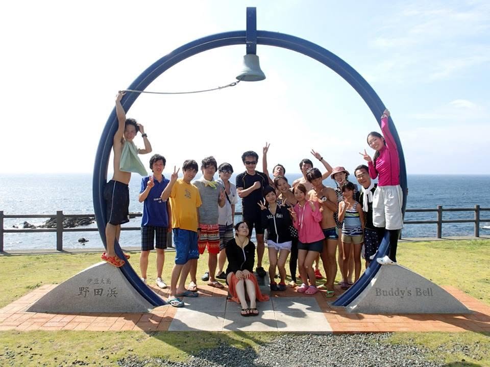 海辺のモニュメントの前で並ぶ参加者(2014年)