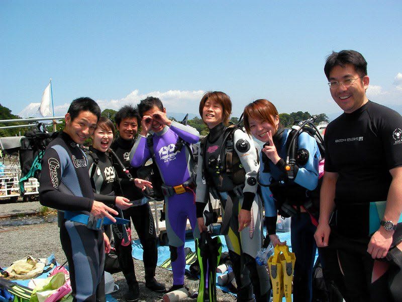 海辺で記念撮影するBIG BLUEの参加者(2012-2013年)