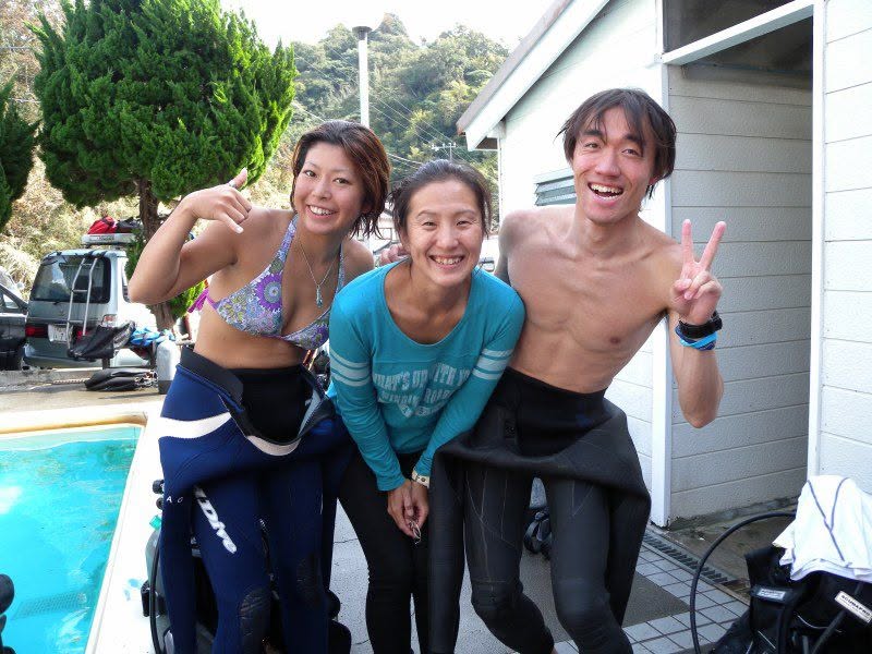 プールの前で並ぶ参加者(2012-2013年)