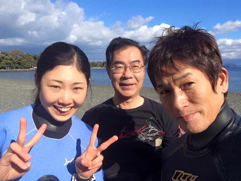 海辺で記念撮影するBIG BLUEの参加者(2015年)