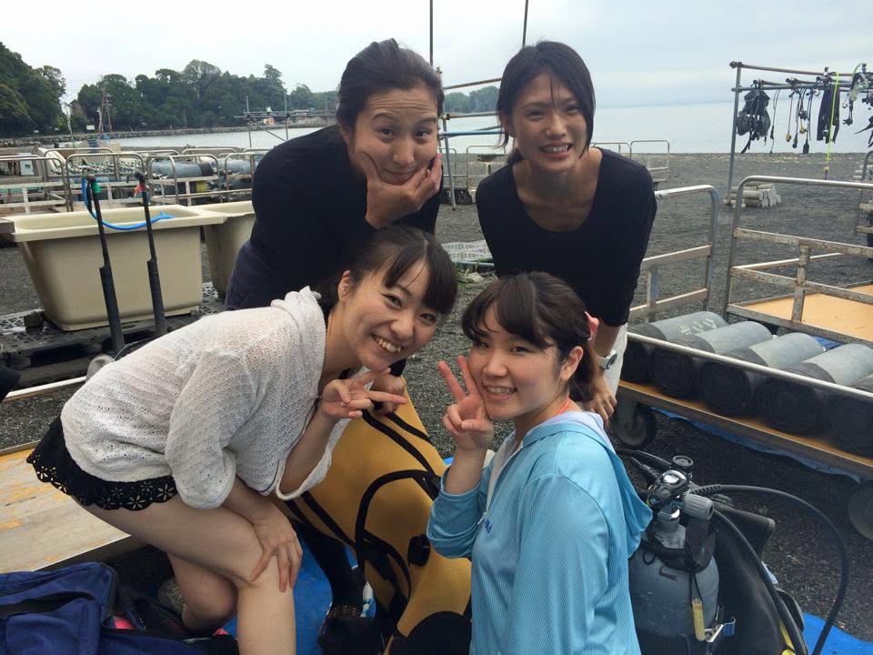 海辺で記念撮影するBIG BLUEの参加者(2015年)