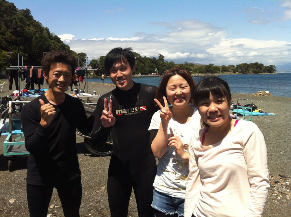 海辺で記念撮影するBIG BLUEの参加者(2012-2013年)